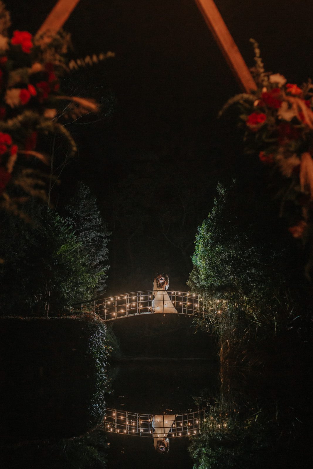 Novios posando juntos en el puente de Casa Aragón.