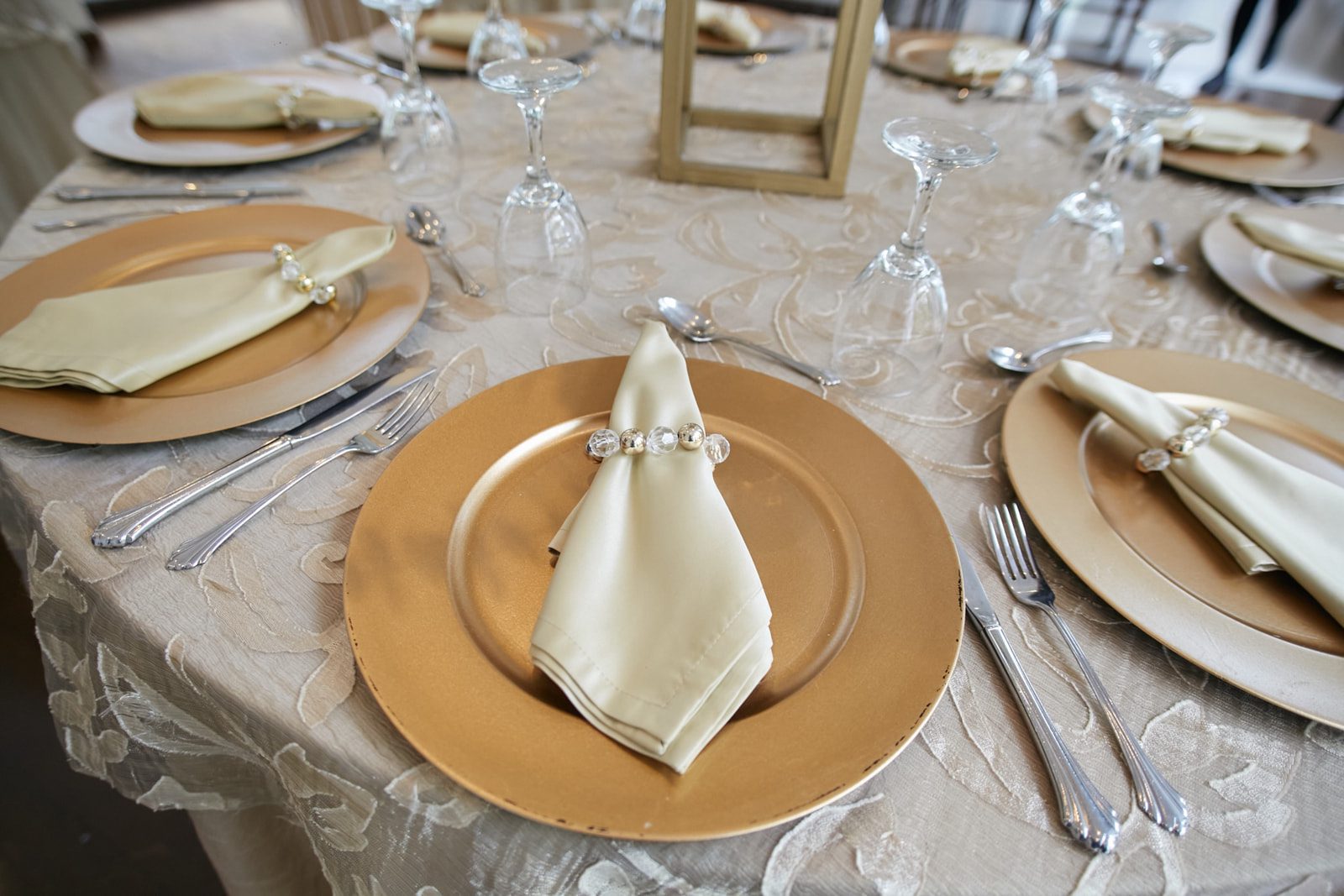 Platos base de melamina decorando mesa principal de boda Casa Aragón.