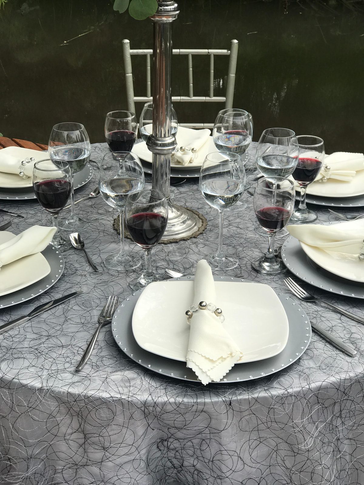 Combinación de platos base dorados y plateados en decoración de boda Casa Aragón.