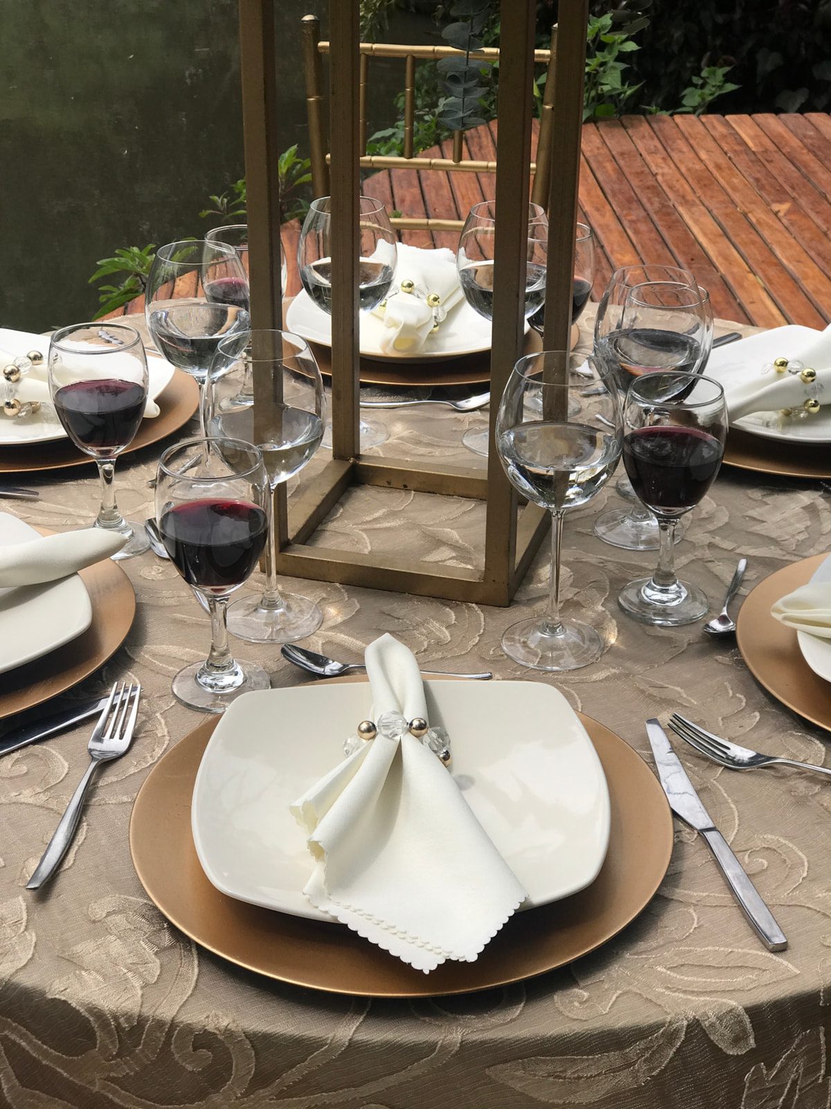 Platos dorados decorativos en mesa de boda campestre Casa Aragón.