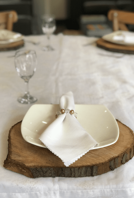 Vajilla cuadrada de cerámica blanca para banquetes de boda Casa Aragón.