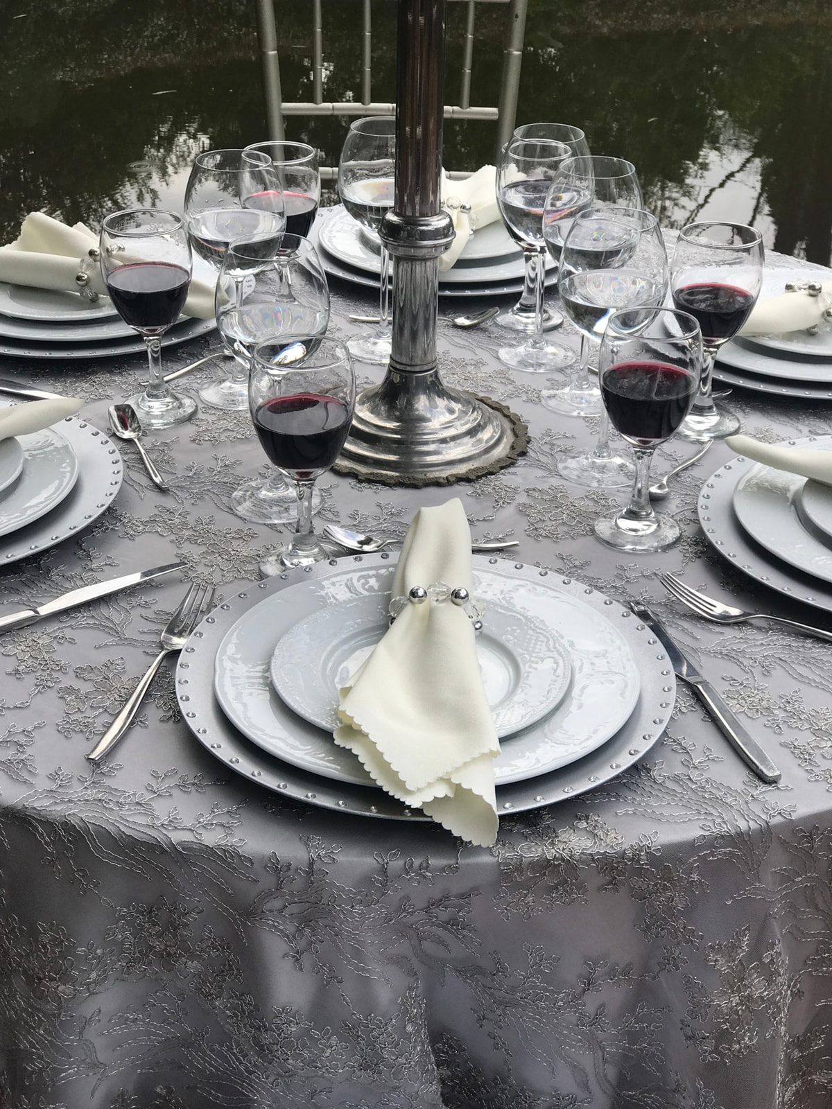 Platos base plateados de melamina en montaje de recepción Casa Aragón.