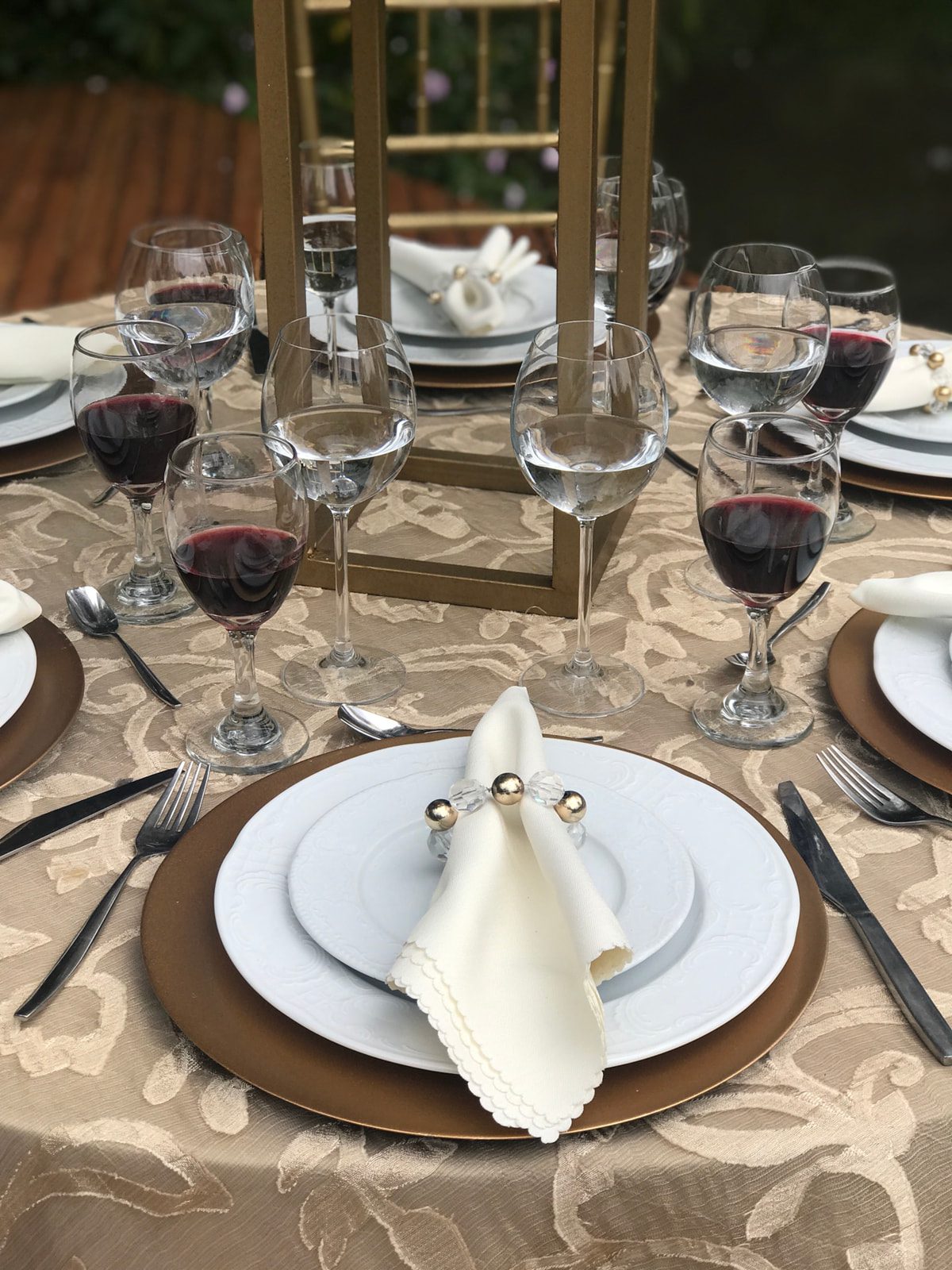 Platos base dorados de melamina en mesa de boda elegante en Casa Aragón.