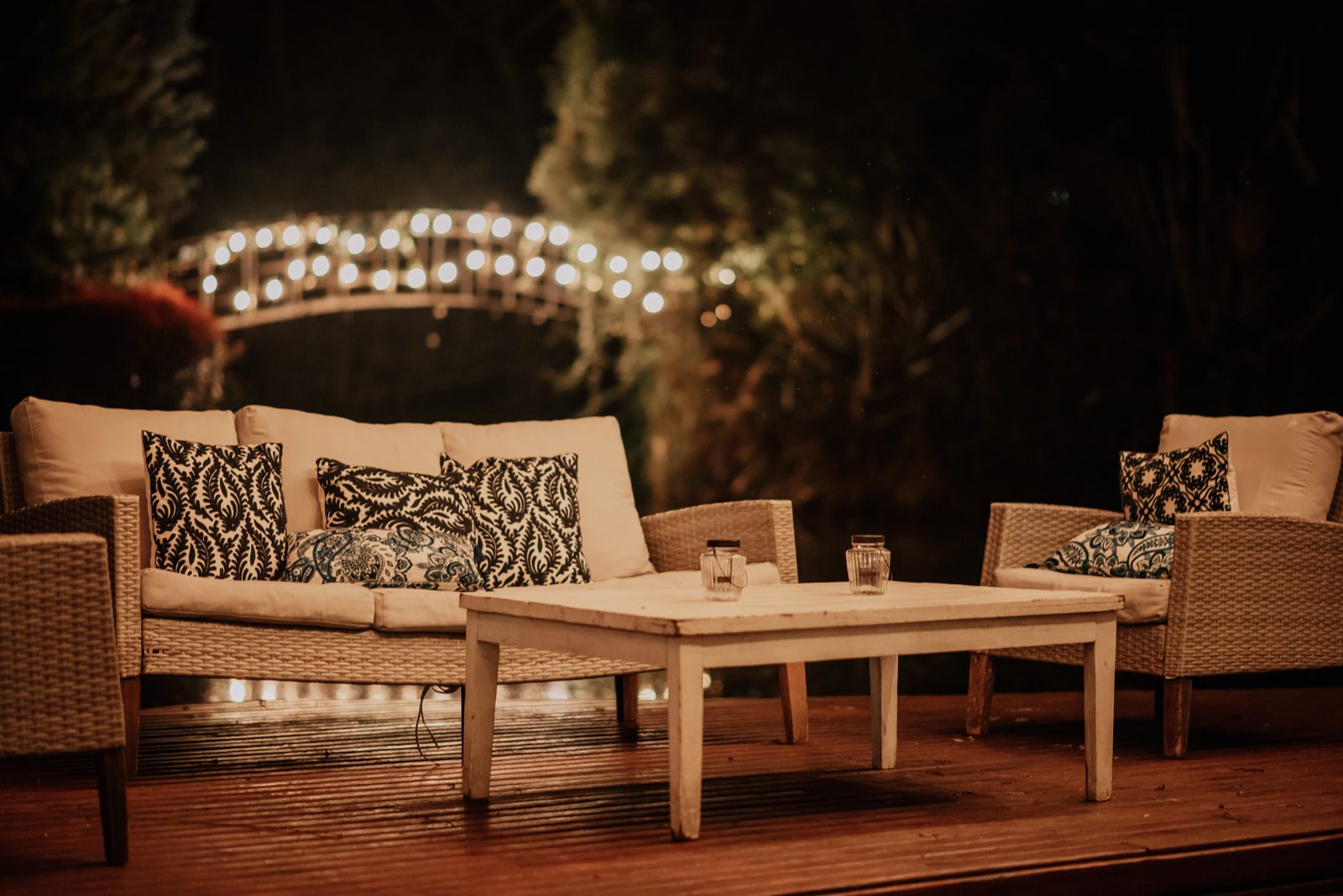 Sala bambú clara decorada con cojines neutros en boda boho chic en Casa Aragón.