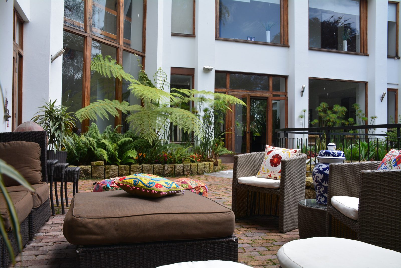 Sala lounge de bambú KING utilizada en matrimonio al aire libre en Casa Aragón.