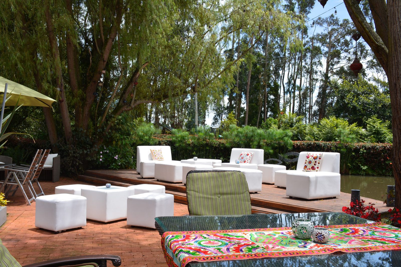 Área lounge decorada con sofás y cojines para evento en Casa Aragón.