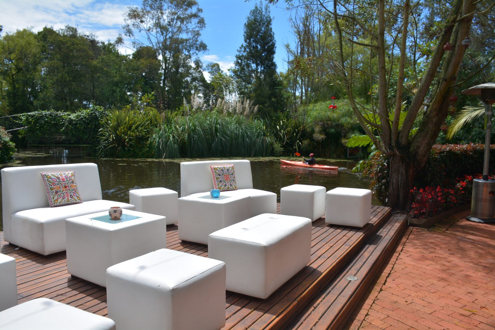 Sala lounge blanca con decoración floral para boda al aire libre en Casa Aragón.