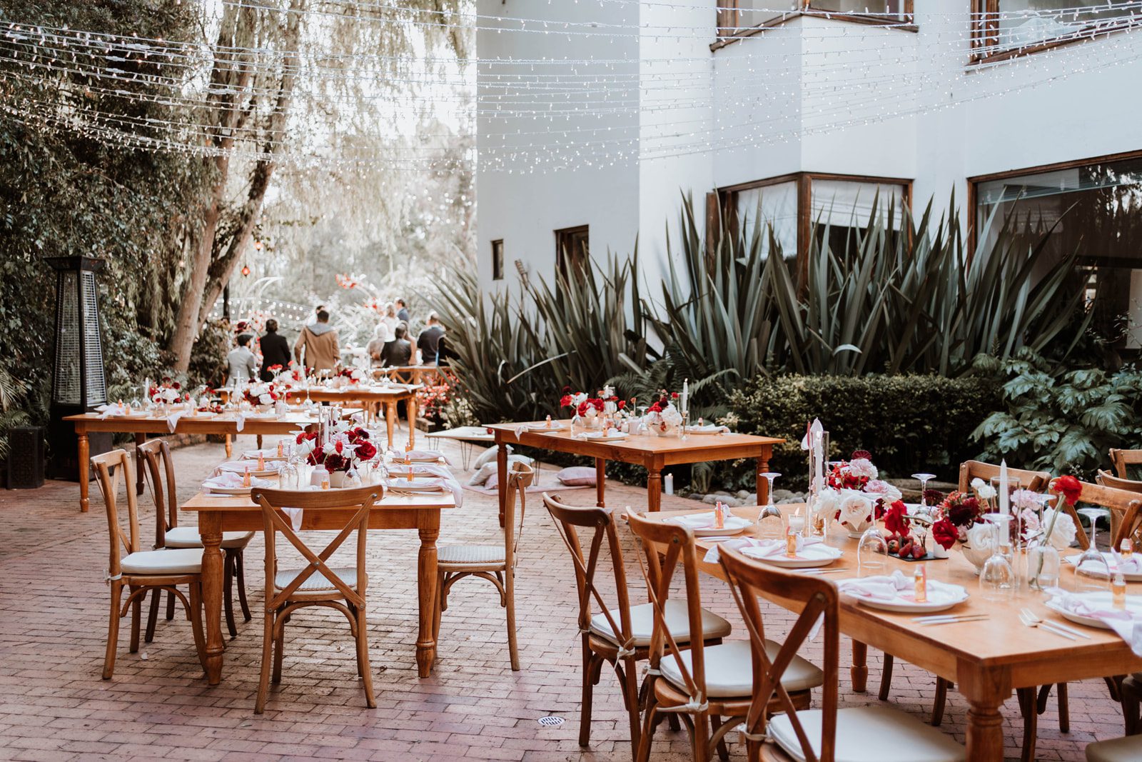 Sillas Crossback de madera dispuestas para boda al aire libre en Casa Aragón.
