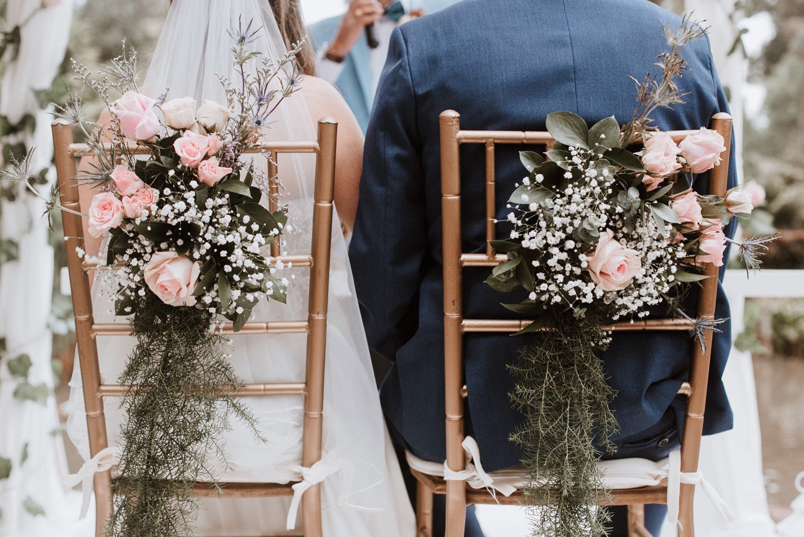 Sillas Tiffany grises dispuestas en matrimonio al aire libre en Casa Aragón.