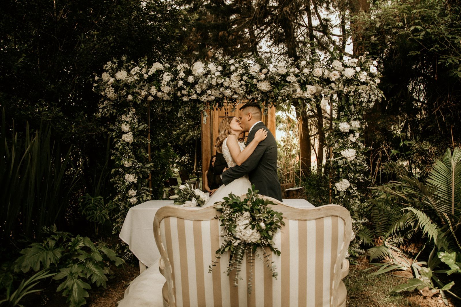 Sofá Isabelino a rayas café en matrimonio al aire libre en Casa Aragón.