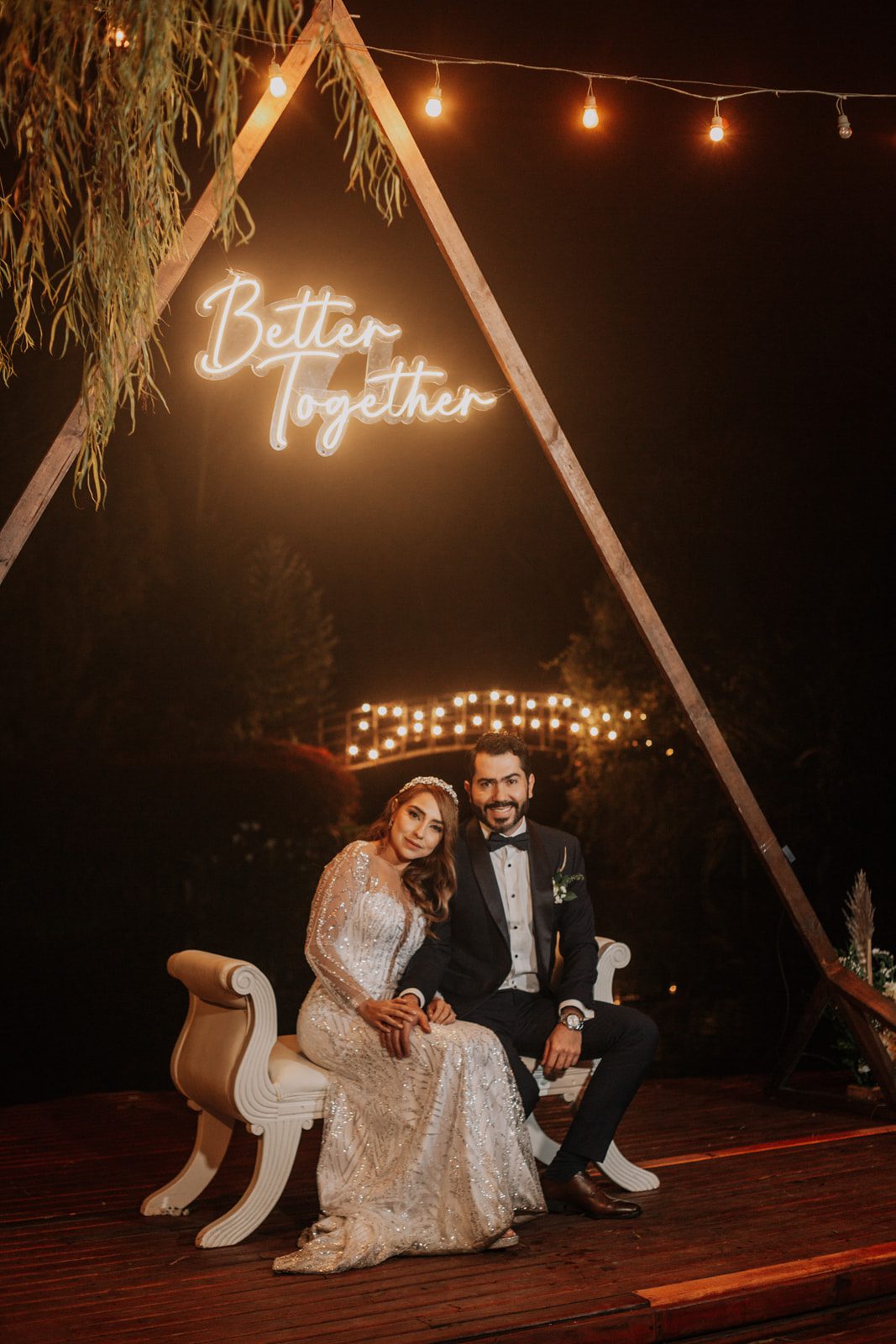 Sillón romano clásico utilizado en sesión fotográfica de matrimonio en Casa Aragón.