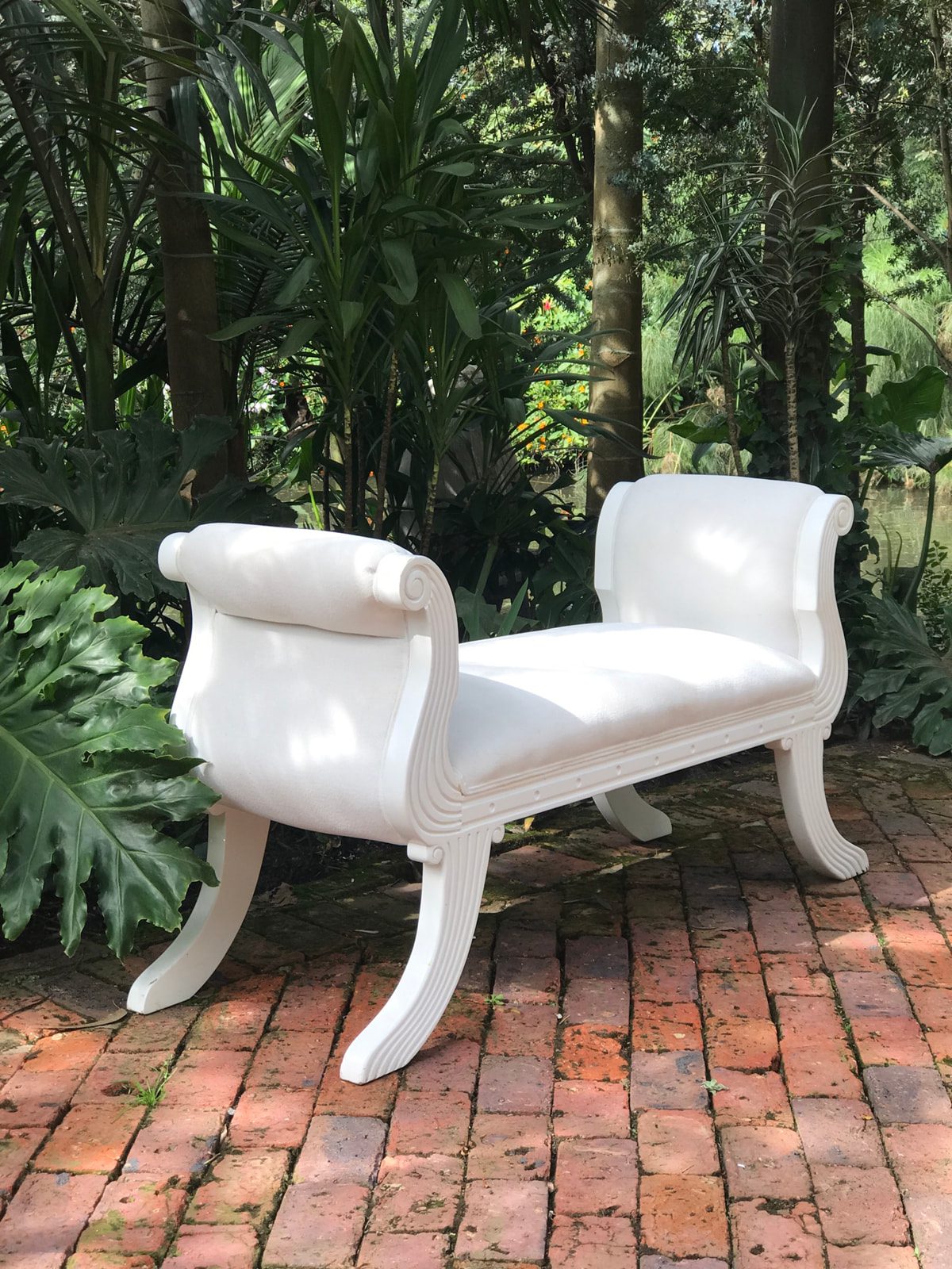 Sofá sillón romano en zona lounge de boda elegante en Casa Aragón.