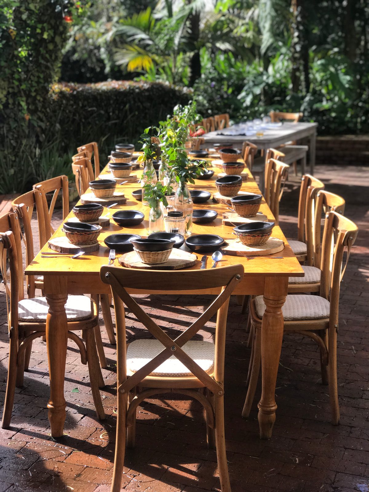 Vajilla de barro negro artesanal sobre mesa de madera.