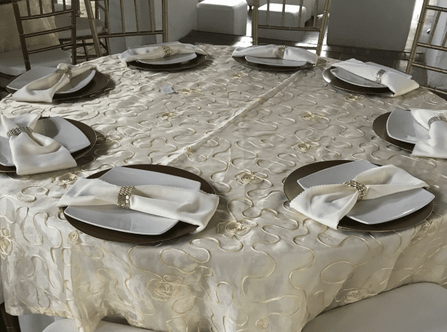 Platos de cerámica cuadrada para eventos y celebraciones Casa Aragón.