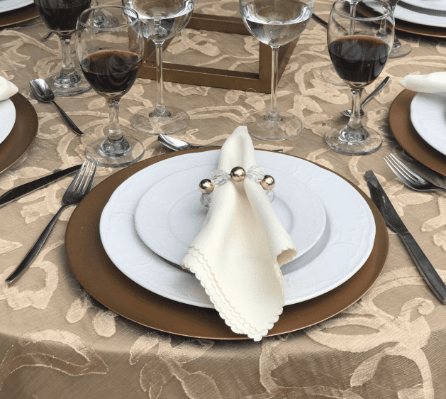 Vajilla redonda de cerámica blanca para eventos y recepciones Casa Aragón.