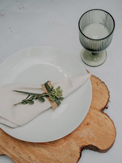 Platos de cerámica redonda para mesas de boda Casa Aragón.