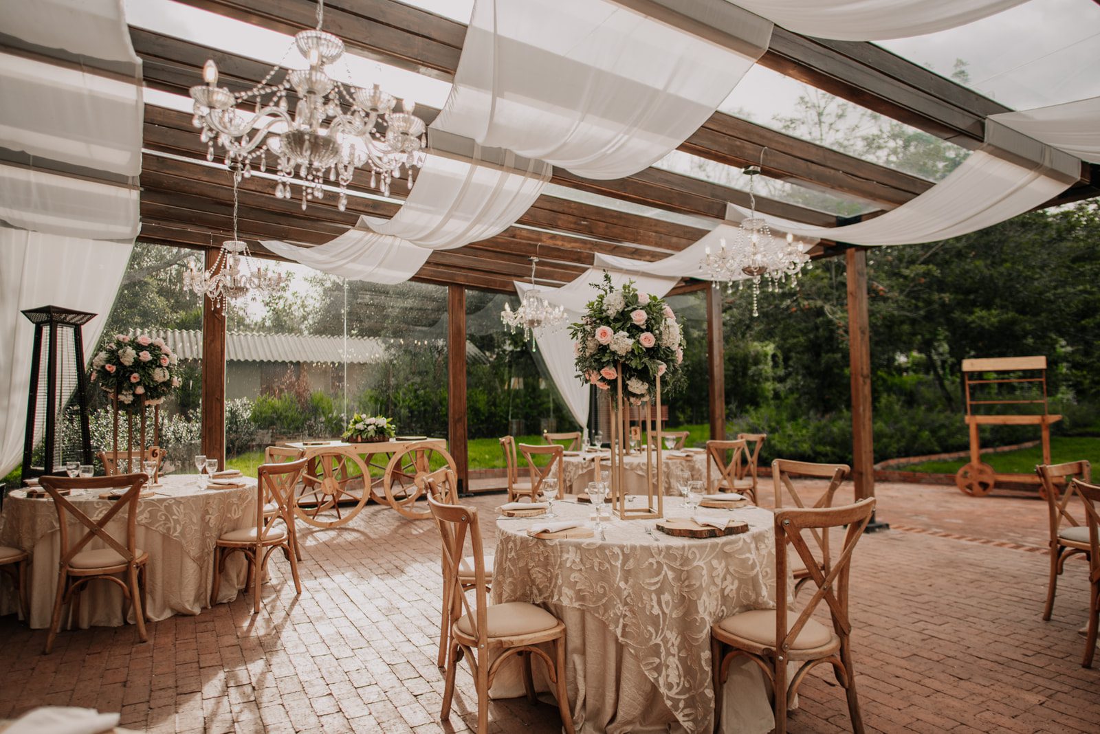Decoración con velos que aporta un toque romántico y elegante a bodas.