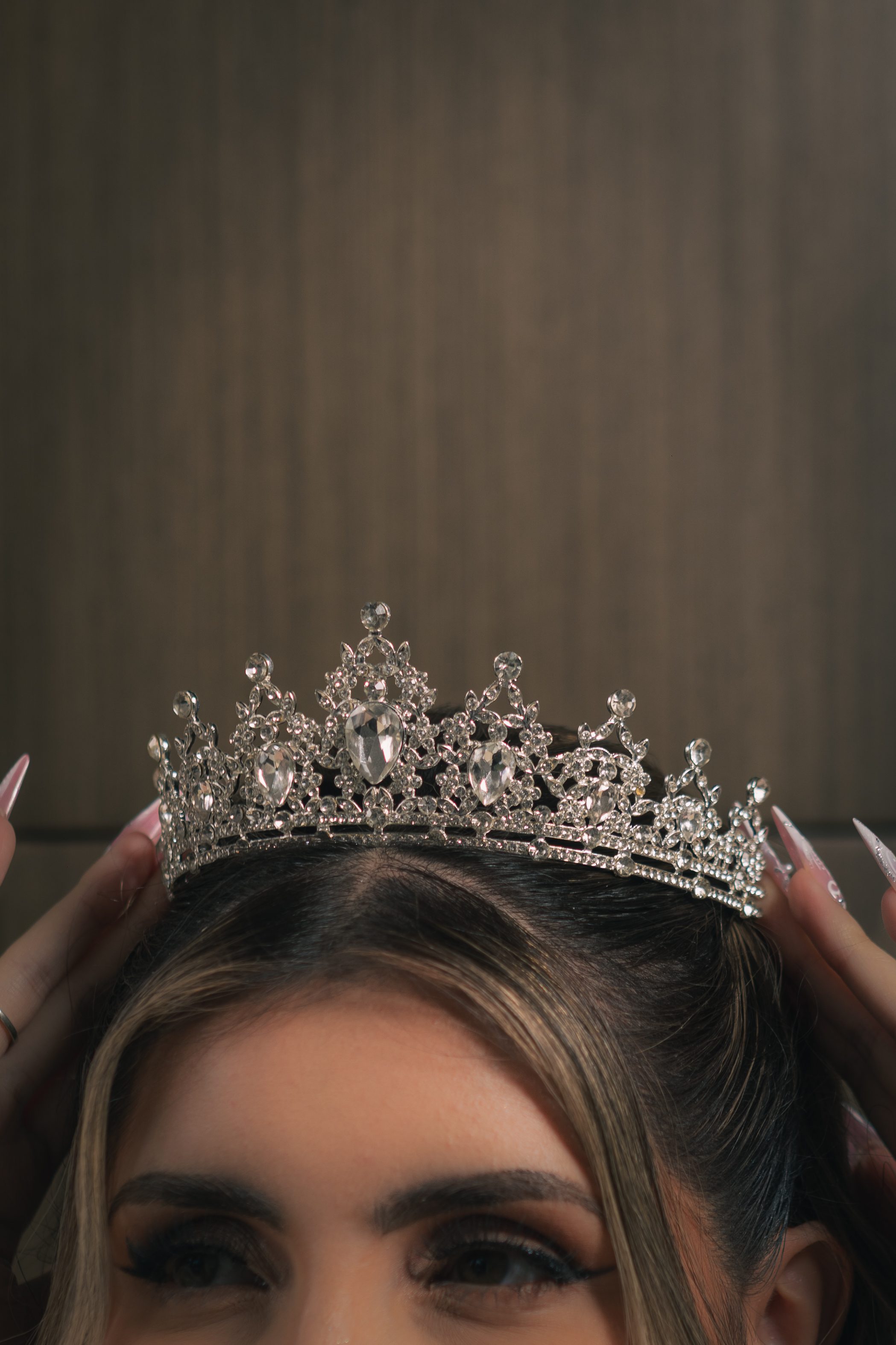 Primer plano de la corona o tocado de la novia con detalles brillantes.