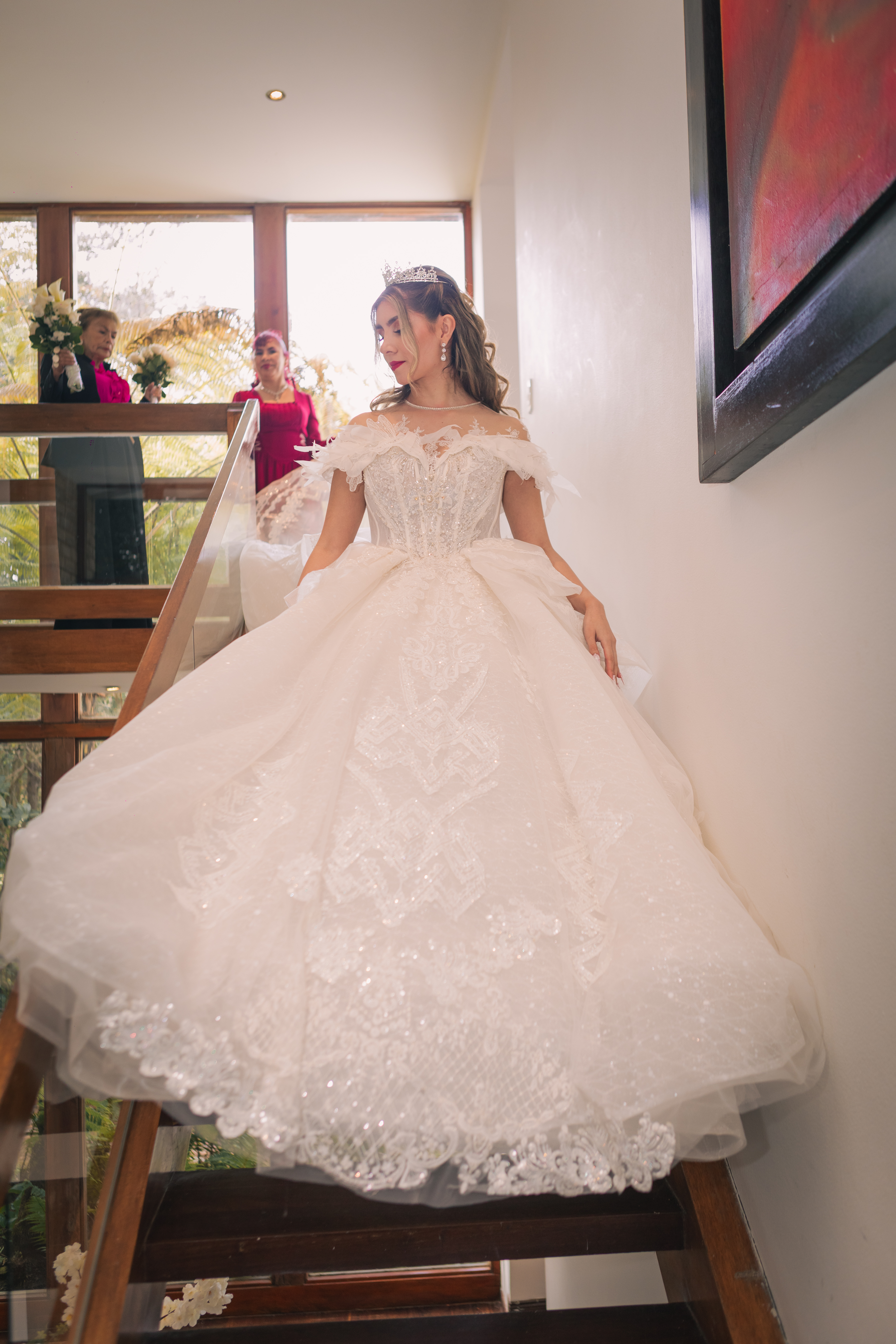 Retrato de cuerpo entero de la novia luciendo su vestido elegante en Casa Aragón.