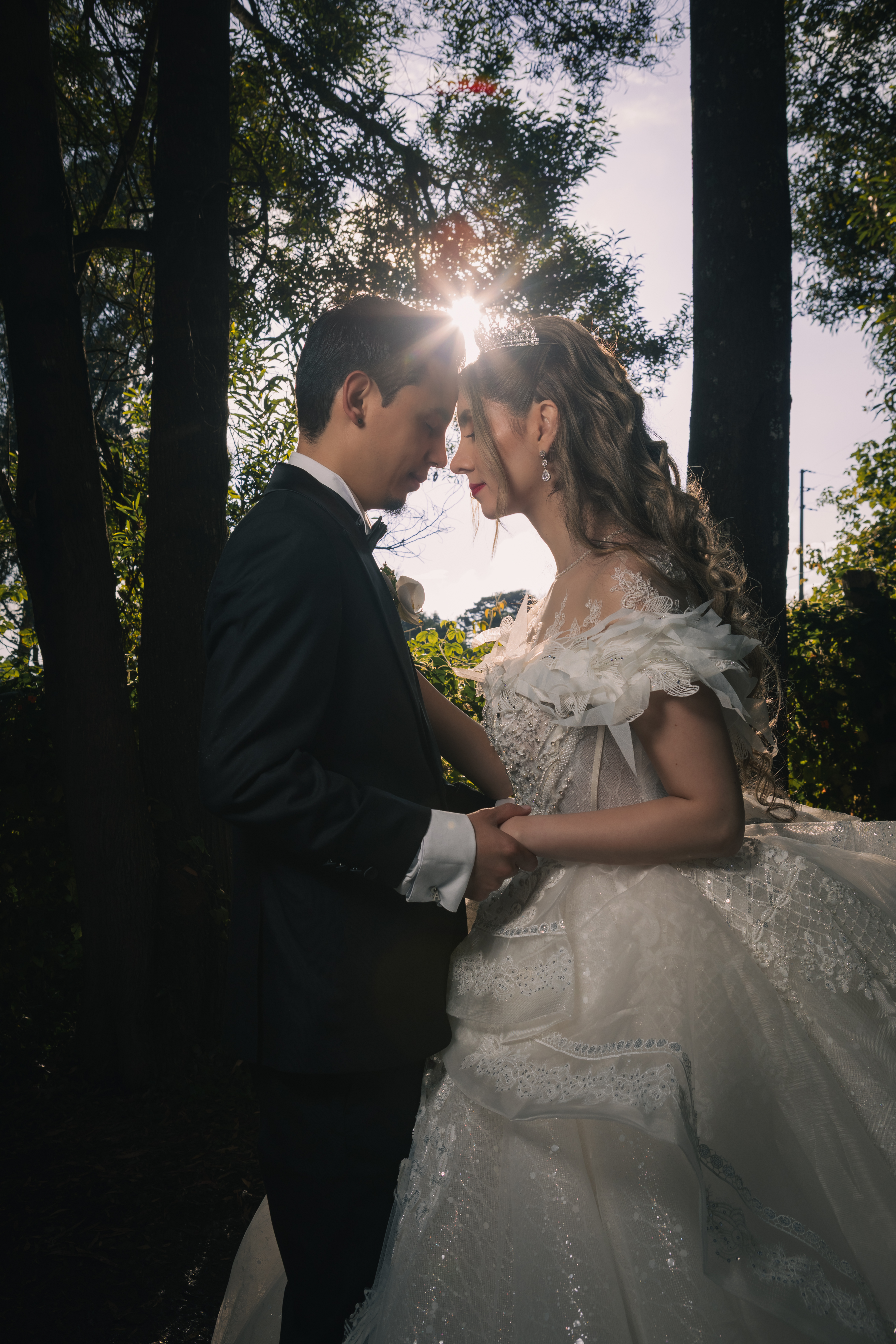 Novios posando frente a la arquitectura colonial y rústica de Casa Aragón.
