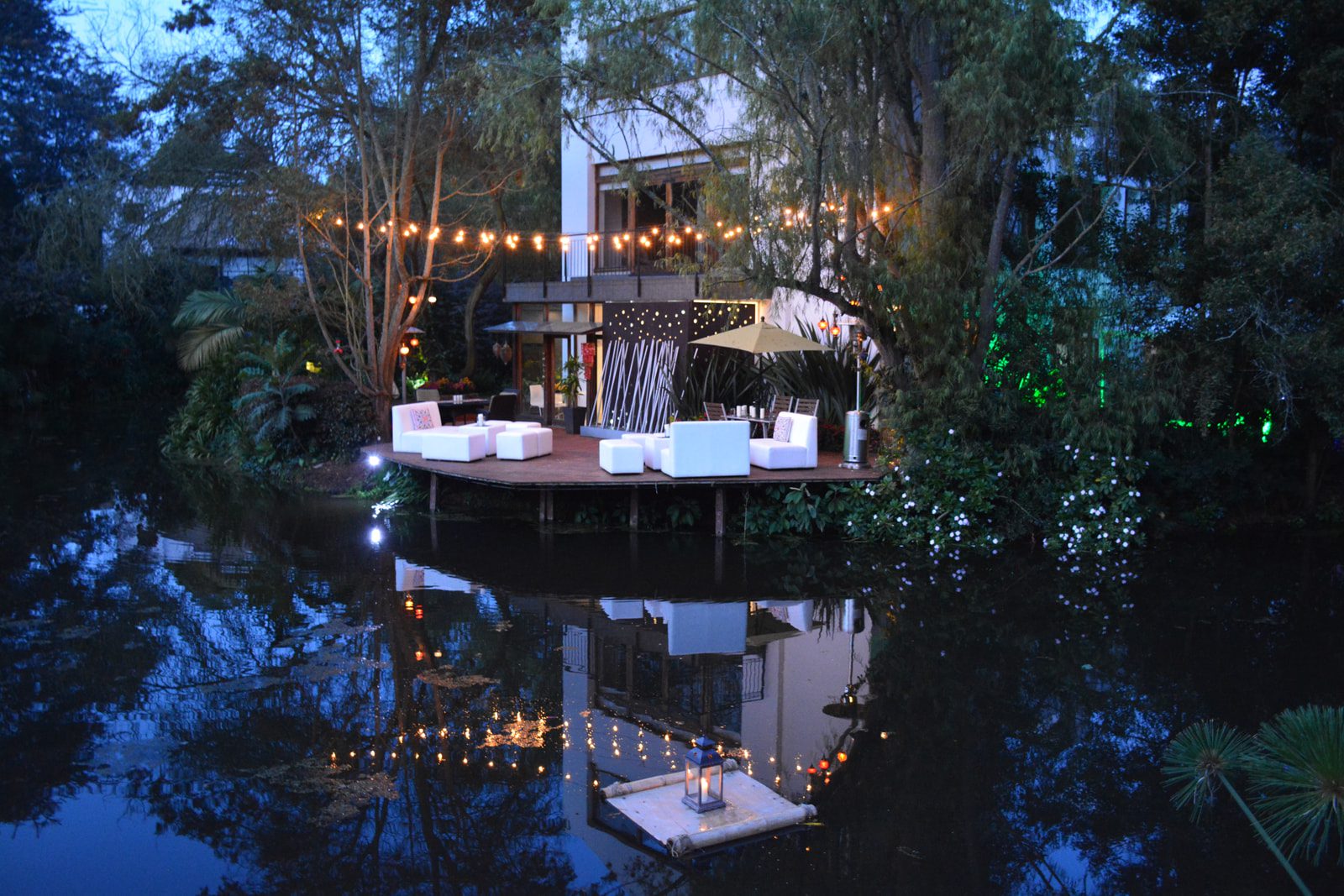 Espacio de socialización y descanso junto al agua