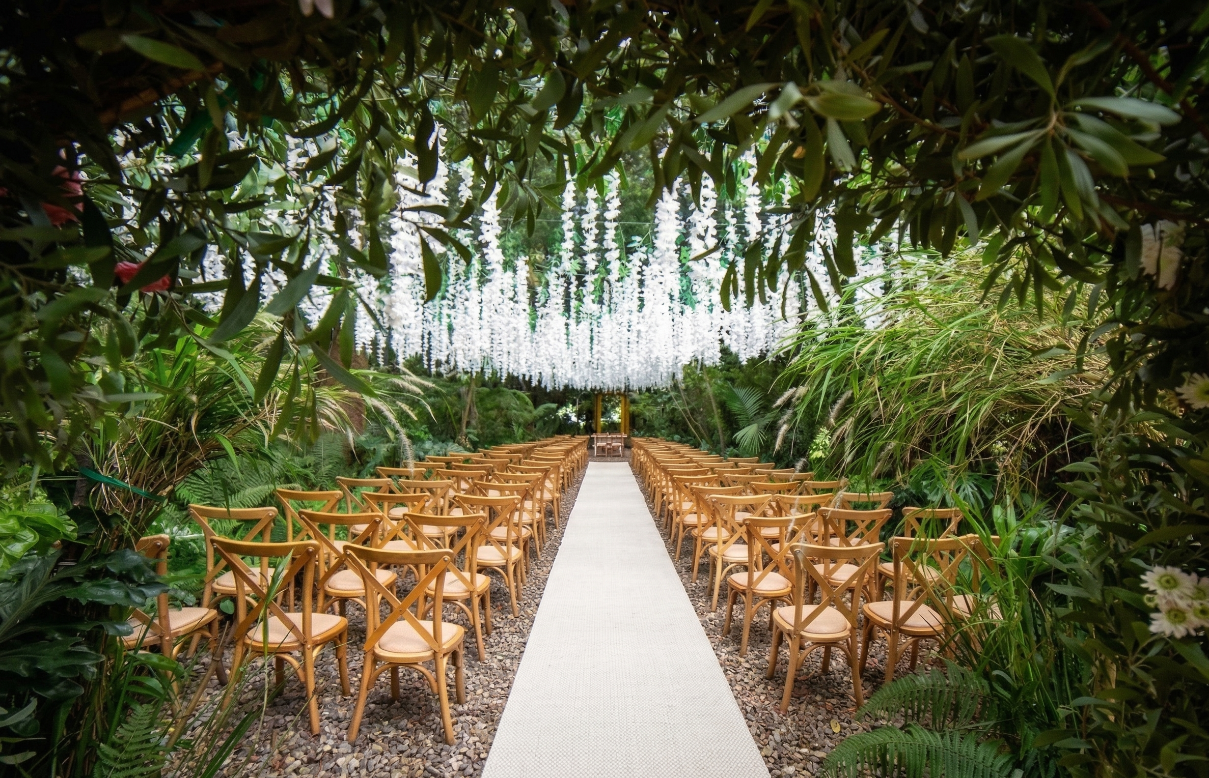 Tapete-Blanco-para-el-Jardin-de-las-Puertas-bodas-matrimonios-casa-aragon